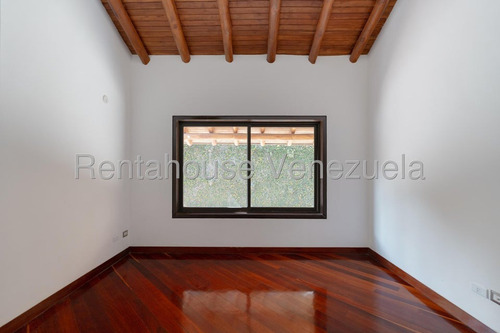 Hermosa Casa De 3 Niveles Que Brinda Tranquilidad Y Confort En Venta Ubicada En El Alto Hatillo 25-8567