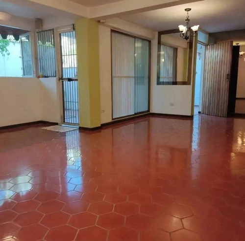 Venta Fabulosa Quinta En Urbanizacion Los Chorros Bv