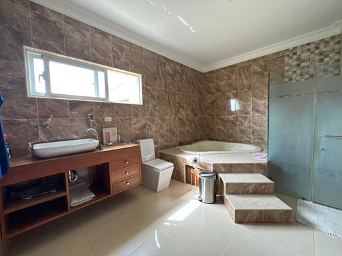 Casa En Venta En Colinas Del Oeste De 2 Niveles