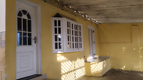 Casa De Três Quartos E Dois Banheiros Com Edícula