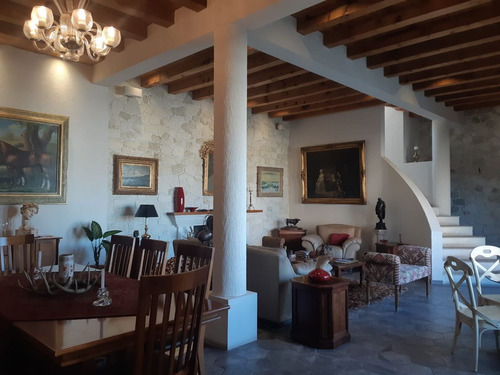 Preciosa Residencia En Misión San Jerónimo, Doble Altura, Jardín, 300 M2