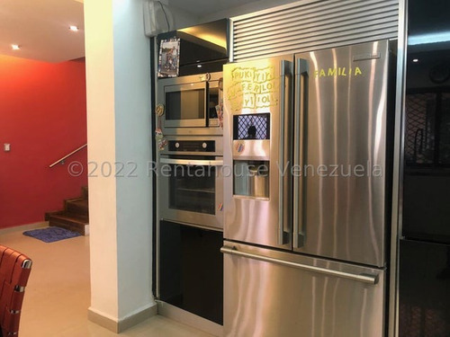 Hermosa Y Bella Casa De Niveles Con Detalles En Escayola, Estilo Moderno Con Cocina , Con Tope De Siliestone , Baños Modernos ,ubicada En Zona Tranquila, Conjunto Exclusivo Y Entablillado Con Patio, Z