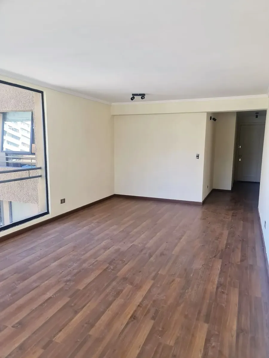 Imagen 2 de 19 de Amplio Departamento En Calle Traslaviña, Sector Residencial