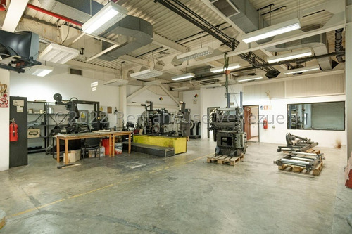 Imagen 6 de 14 de Se Vende Hermoso Edificio De 3 Pisos Ubicado En La Única Calle Industrial De Prados Del Este Código: 22-13487