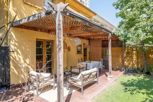 Sector Residencial: Jardín, Piscina Y Gran Conectividad