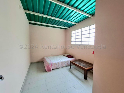 Casa Con Apartamento Anexo En Las Mayas, El Limon, Terreno Propio. 24-27522 More