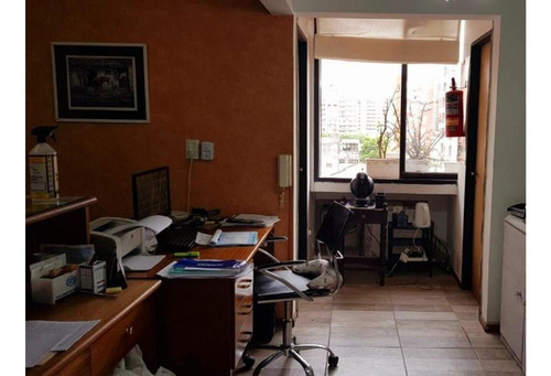 Imagen 3 de 12 de Oficina De 4 Ambientes Con Cochera A La Venta En El Centro
