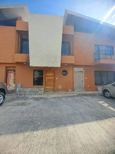 En Venta Town House Conjunto Privado. Los Guayabitos