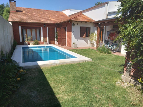 Casa En Venta Con Pileta Centrica En #trenquelauquen