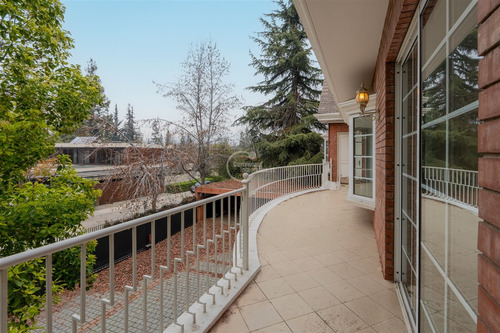 Casa De Arquitectura Clásica En Exclusivo Sector De Ladehesa
