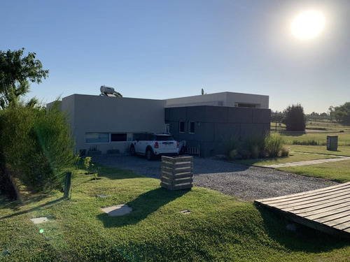 Imagen 1 de 30 de Altos De La Tahona , Casa De 300 M2 Y 1150 M2 De Terreno, 4 Dormitorios, Piscina, Minimalista !!
