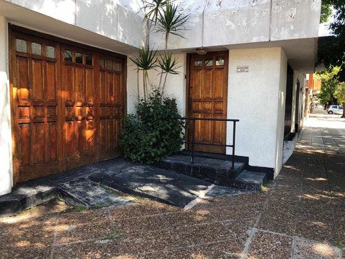 Espectacular Casa En Venta, Esquina Sobre Lote Propio A 2 Cuadras Del Centro Comercial De Mataderos