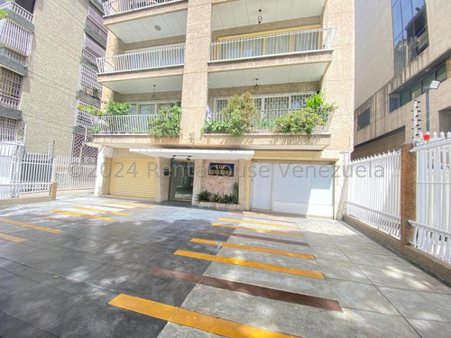 Altamira !! Fabuloso Local Comercial A Nivel De Calle, Frente A La Plaza Altamira, 130 M2, 2 Baños, 8 Espacios De Trabajo, Zona De Alto Tránsito Vehículos Y Personas. Ubicación Estratégica !!