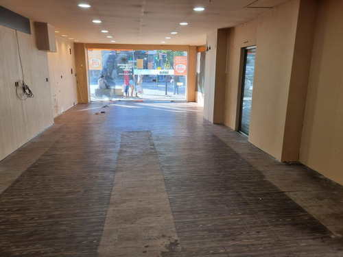 Imagen 3 de 14 de Local, Gran Esquina, 8 De Octubre Y Cipriano Miro , 300 M2 , Impecable !!