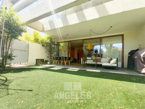 Duplex Con Jardín Y Gran Sala En Piso 1 * 3d/4b En Vitacura
