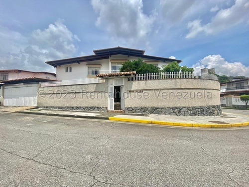 Se Vende Hermosa Casa Ubicada En Calle Privada De Macaracuay.  24-10213. Cs