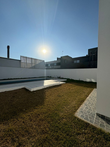 Venta Casa Greenville 2- Credito Hipotecario Bancos. Pileta Dormitorio En Planta Baja Oportunidad.