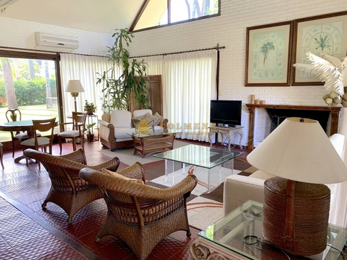 Excelente Residencia De 5 Dormitorios-ref:4553