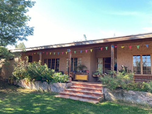 Casa En Venta De 5 Dorm. En Limache
