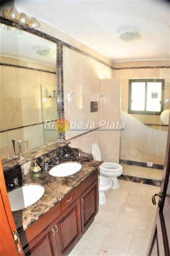 Importante Residencia A 700 Mts De Playa Mansa.- Ref: 11079