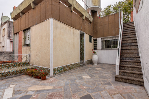 Casa En Venta En Floresta, Con Terraza, Quincho Y Parrilla. Cochera Doble.