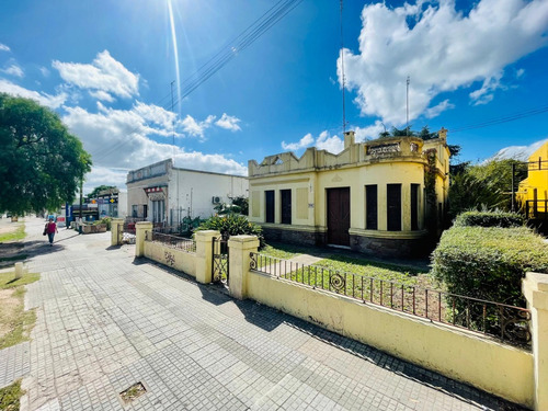 Excelente Casa Muy Amplia Ideal Para Vivienda Y/o Comercio En El Centro De Lezica