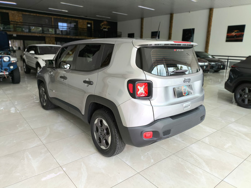 Jeep Renegade 1.8 Flex Aut. 5p