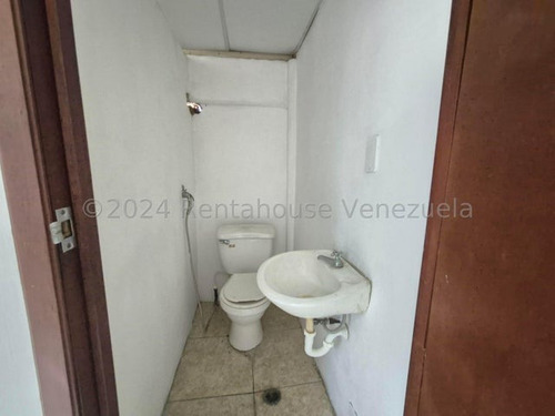 % Raiza Suarez Vende Excelente Local Comercial En Cc De Cabudare, 2 5 1 6 0 3, Con Mucho Potencial Y Ubicación Notable. Ideal Para Oficina, Depósito Y Cualquier Actividad Que Desees