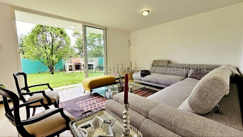 Casa En Venta En La Trinidad Remodelada En Calle Cerrada 25-5053 Jc