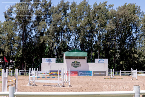Imagen 26 de 30 de Casa En Venta De Estilo Clásico Con Amplios Ambientes En Abril Club De Campo