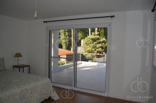 Imagen 8 de 16 de Moderna Casa A Pasos De Playa Mansa