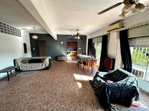 Casa Con Locales En Venta En Rafael Calzada