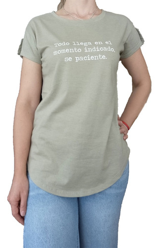 Remera Manga Corta Con Frase Y Detalle En La Manga