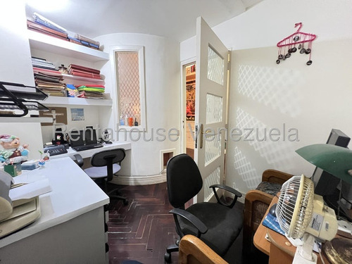 Exclusivo Y Tranquilo Apartamento En Edificio De Baja Intensidad En Venta En Altamira Yf