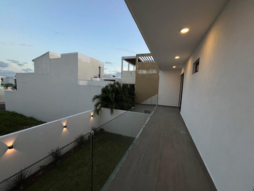 Lomas Residencial Casa Nueva 3 Recámaras Cada Una Con Baño, Jardín Y Terraza, Lista Para Estrenar.