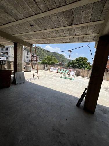 Local Comercial En Puerto Cabello, De 2 Niveles Con Fondo De Comercio Y Licencia De Licores. Zc.p