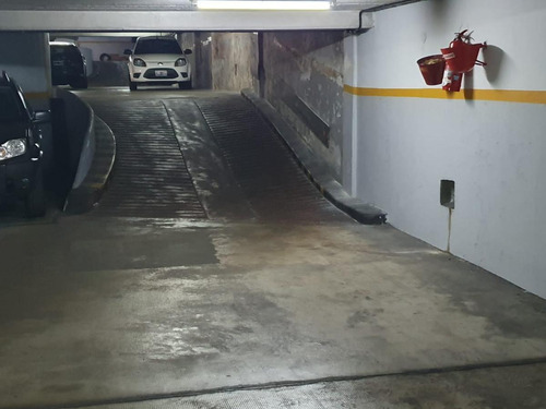 Imagen 4 de 8 de Amplia Cochera / Auto Y Moto / Recoleta