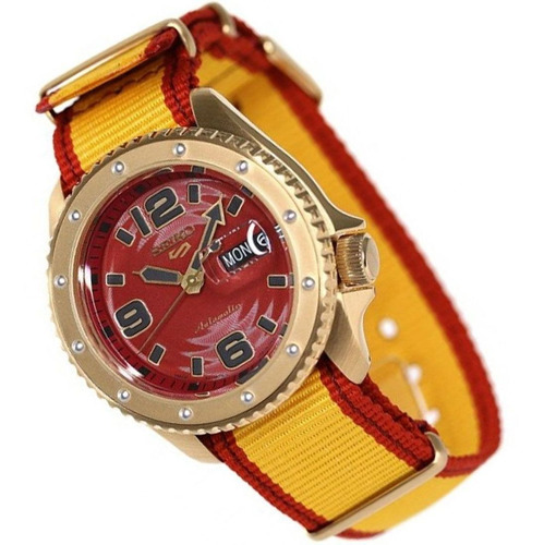 Reloj Seiko 5 Sports Edcn Lmtd Srpf24 Street Fighter Zangief Color de la malla Roja y amarillo Color del bisel Dorado Color del fondo Rojo