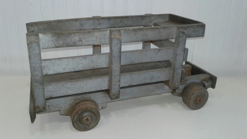 Camión Antiguo De Madera. Faltan Algunas Partes