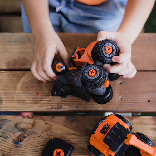 Kit 4 Camiones Y Taladro Eléctrico Desmontable Black+decker Naranja