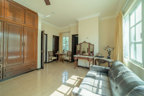 Residencial En Venta En Lagos Del Sol ( Estilo Neoclasica)