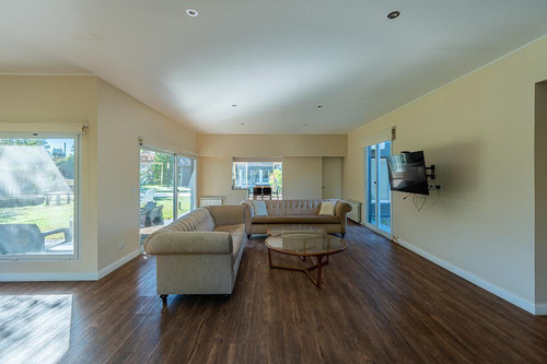 Casa En Venta 7 Ambientes 3 Dormitorios Con Jardín Quincho Parrillero Y Pileta 2 Cochera Fisherton