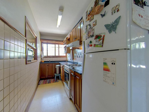 Imagen 8 de 25 de Importante Chalet En Excelente Estado Con Piscina, Quincho Y Jardín.
