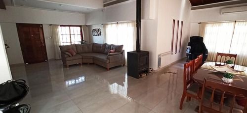 Excelente Chalet De 4 Ambientes Sobre Lote De 500m2