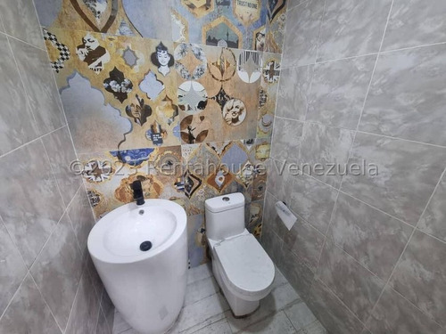 Casa En Venta Extraordinaria Villa A Estrenar Mp Con Hermosa Cocina Concepto Abierto, Pisos De Marmol, Decoración En Escayolad, Iluminacion Led. Colinas De Guataparo Valencia 24-33107