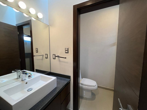 Casa En Venta En Costa De Oro, 4 Recámaras Cada Una Con Baño, Una De Ellas En Planta Baja, Alberca Y Jardín En Boca Del Río, Veracruz