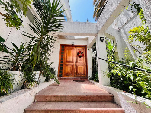 Casa En Venta De 8 Dorm. En Las Condes