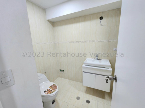 Apartamento Penthouse Dúplex Remodelado 295 M² 4h, 7b, 3p, Residencia Geminis En Calle Cerrada En Venta En Los Samanes Avenida 3 Caracas
