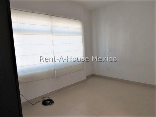 Casa De 3 Recamaras Con Baño Cada Una, Renta - Zibata | Ml
