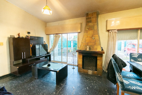 Venta Casa Atahualpa, 3 Dorm, 1 Baño, Cochera X 3, Jardín Y Patio C/parrillero